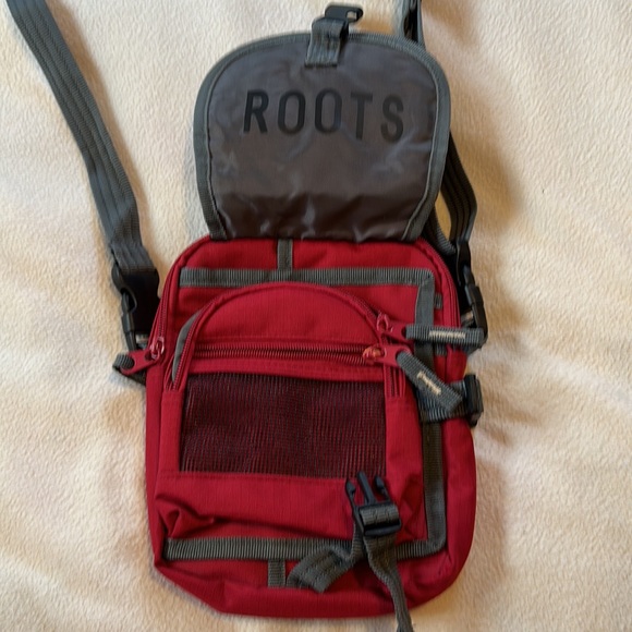 NWOT red Roots canvas multi compartment crossbody purse - Picture 3 of 7